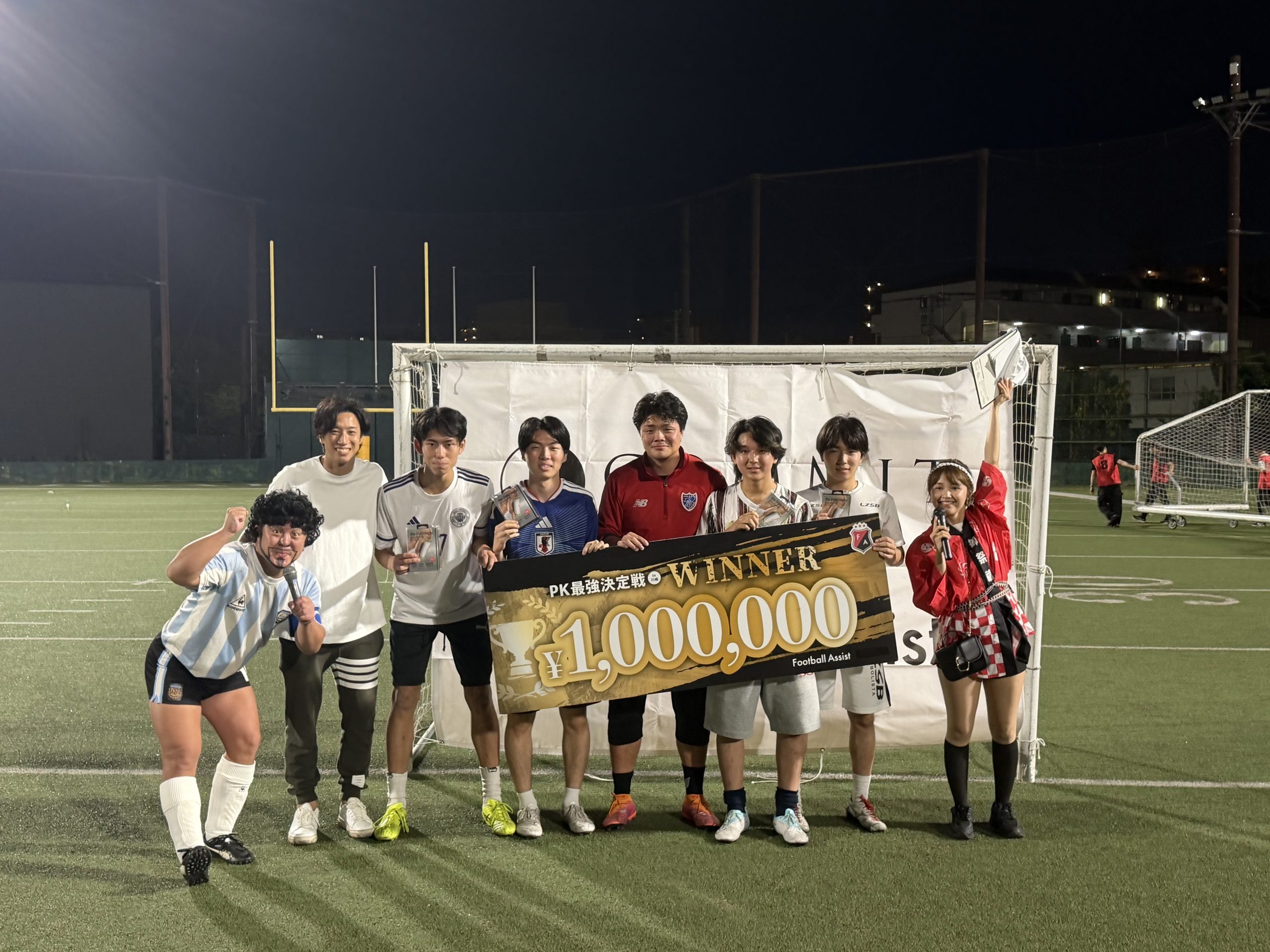 PK最強決定戦の表彰式でマイクを持つディエゴ・加藤・マラドーナ